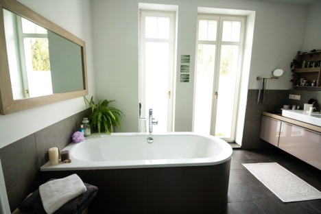 A bathtub shining after a reglazing procedure is done