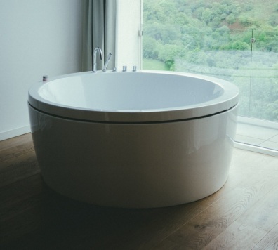 A round bathtub after reglazing
